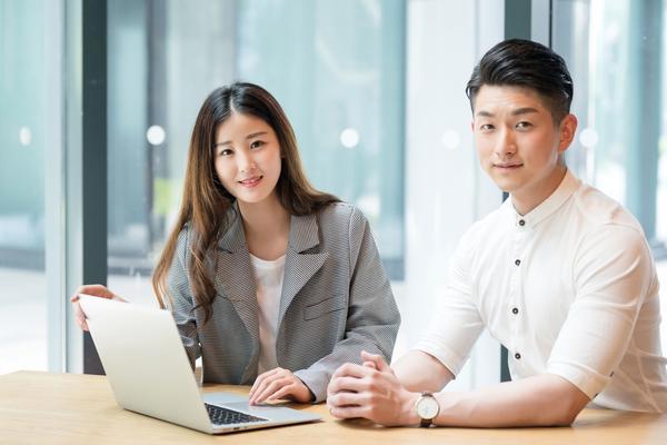 打造轻松愉悦的婚礼休闲装搭配，让新婚生活更美好！ 图2
