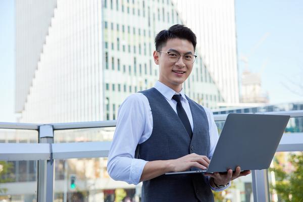 《严禁酒后驾车，确保生命安全——工作时要严格遵守交通法规》图1