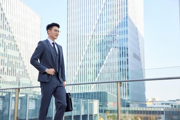 “交通事故警察巡逻：紧张的巡逻工作与高效的交通事故处理”图1