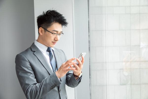《交通法规严查看手机：安全驾驶不容忽视》图1