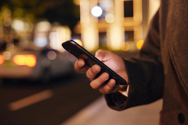 交通法规过马路玩手机的法律适用与责任承担 图1