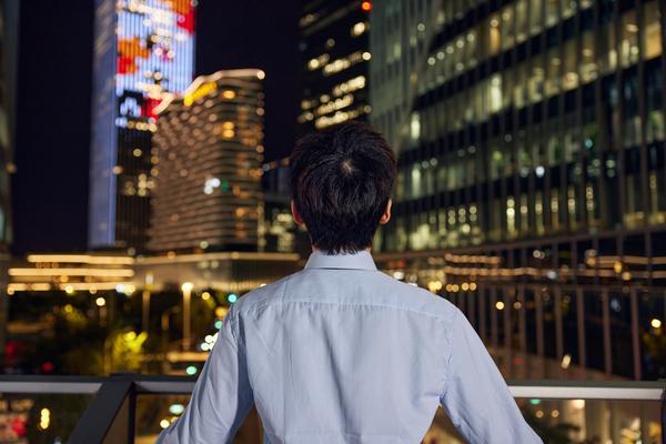 夜晚交通事故频发，安全驾驶尤为重要 图1