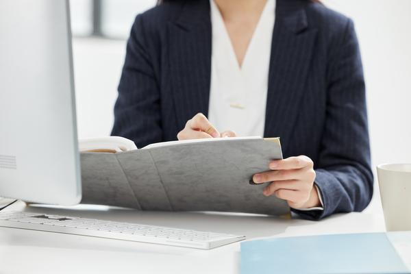 女子酒后驾车意外撞上行人，监控记录下令人心疼一幕图1