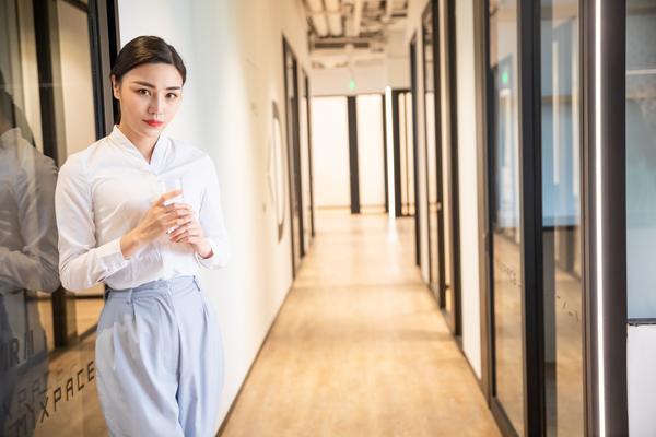 酒后驾车女孩截肢：勇敢面对生命的挑战 图2