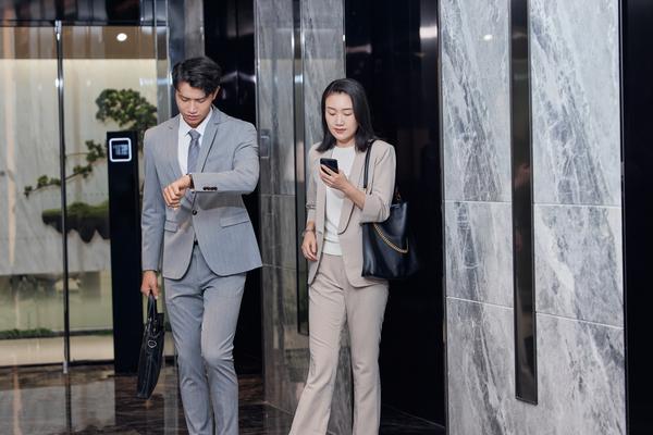 惊险瞬间！电梯事故视频曝光，网友：太吓人了！ 图2