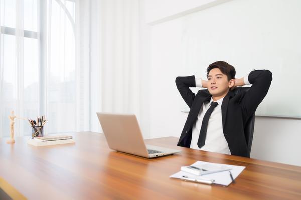 路边行走的交通法规：你知道如何遵守吗？ 图2
