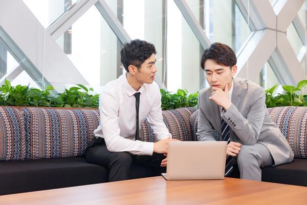 自我羞耻的刑法男生：解析职场中的权力游戏 图1