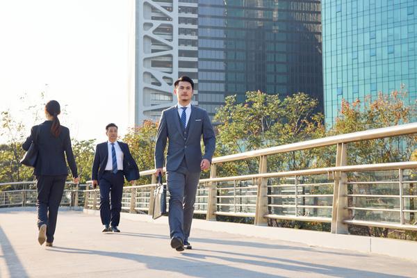 “上班途中交通事故频发，如何保证出行安全？” 图1