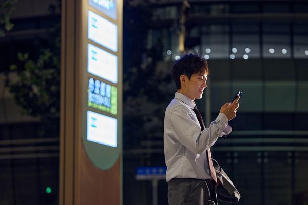 酒后驾车撞坏公交站台 逃逸引发社会广泛关注 图1