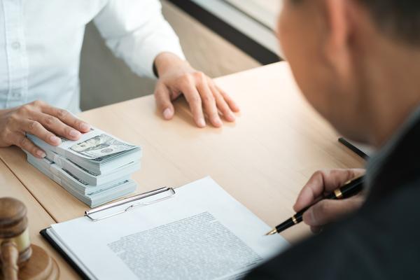 交通肇事引发的家庭债务危机：夫妻共同财产分割与离婚法律适用 图1