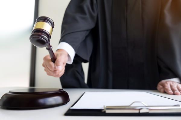 《刑法三百六十五条规定解读：沉默是金还是犯罪？》图1