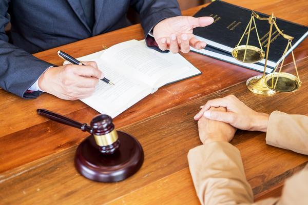 乘坐客车意外交通事故责任|客运合同纠纷的法律适用与责任划分 图1
