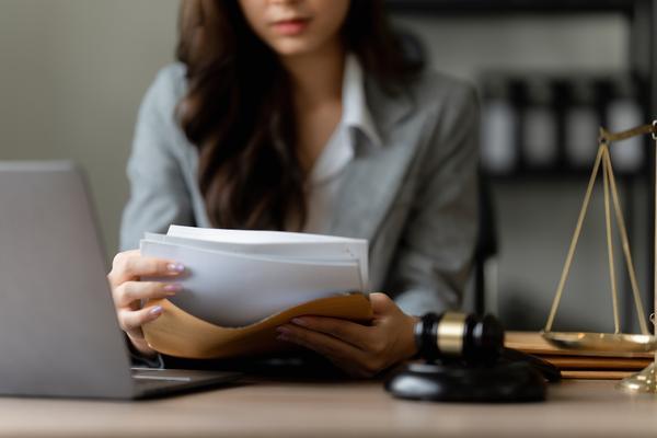 女子怒怼交通肇事司机背后的法律争议与思考 图2