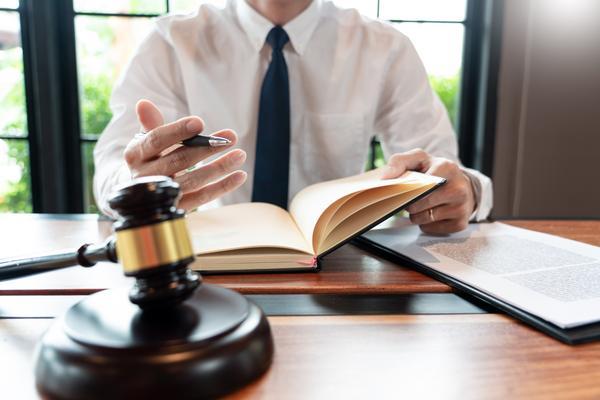 交通肇事罪全责，是否需要请律师来为您辩护？图1
