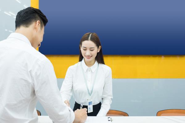 男子酒后驾车被拖行：惊险瞬间监控记录全程 图2