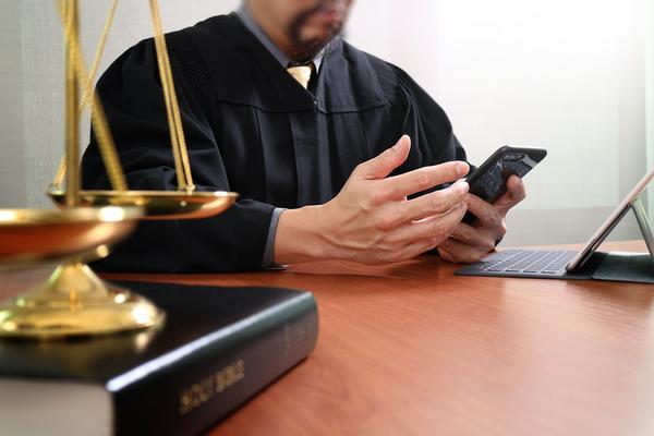 腾讯作为一家互联网巨头，拥有强大的仲裁能力。图1