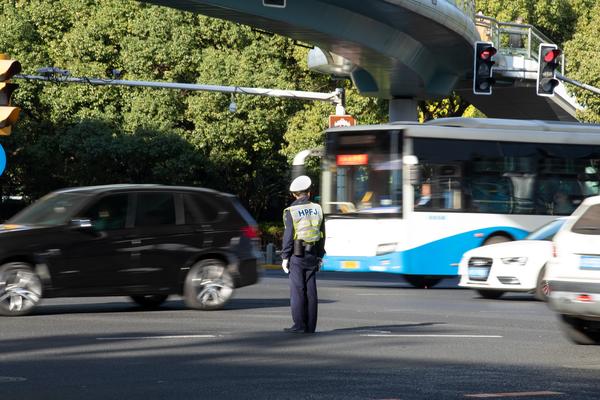 女公交车司机酒后驾车被交警查获，安全问题引人关注 图2