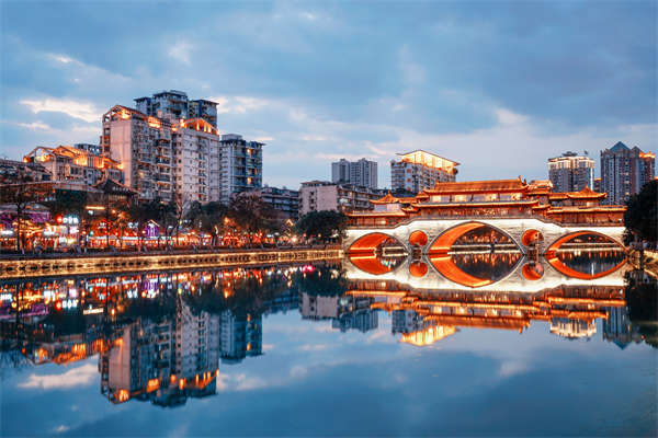 日本酒后驾车的中国网红：醉驾闹市引网友热议，安全问题令人担忧图1