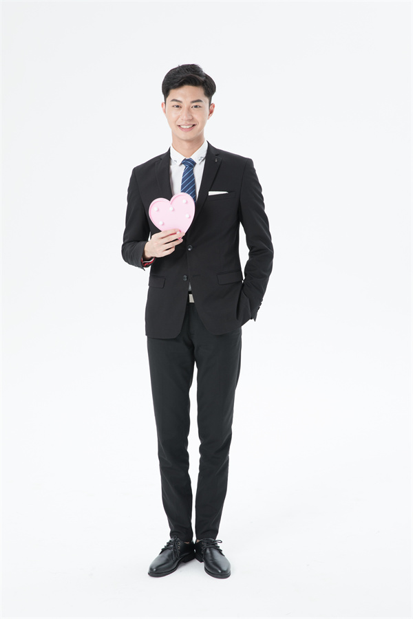 《婚礼上的惊喜：男方为女方选购时尚礼服，展现爱的细节》图1
